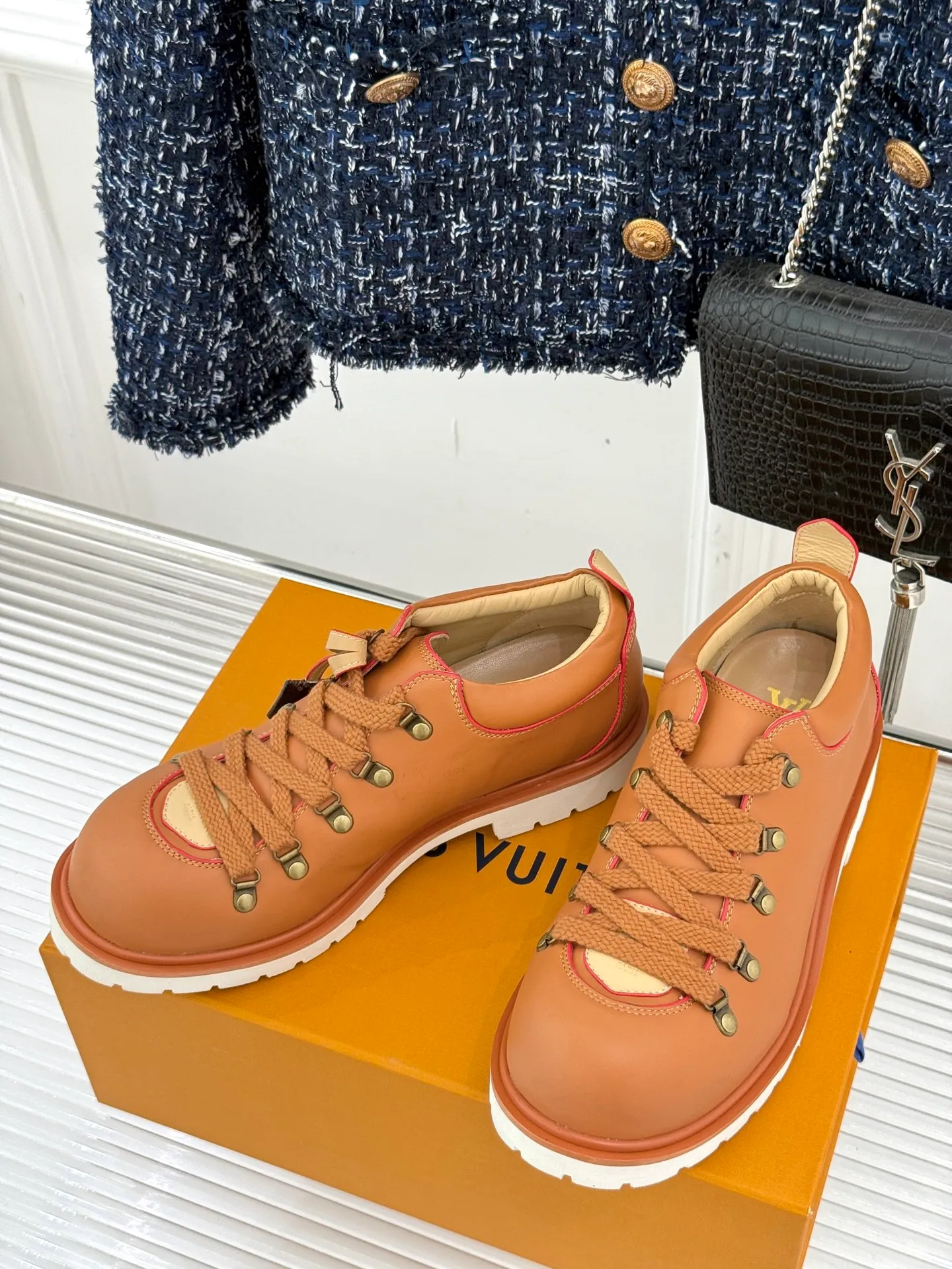 P720 LV Remix derby 25WF new product, the top version of couple's derby shoes, uses classic as the base color to reshape the fashion style✨ Various colors break the monotony. Black is cool, brown is retro, pink is sweet, and blue is fresh. Suitable for different styles of wear🎨 The delicate leather fits the foot shape and the shoelace details hide ingenuity. It is a fashion symbol of walking and steps on the forefront of the trend every step of the way. Start your own style journey🚶‍♀️ The fabric is made of first-layer cowhide, the inner pads are all sheepskin, the original molded custom TPU non-slip outsole size: Female: 35-41 (40/41 customized) Male: 39-46 (45/46 customized)